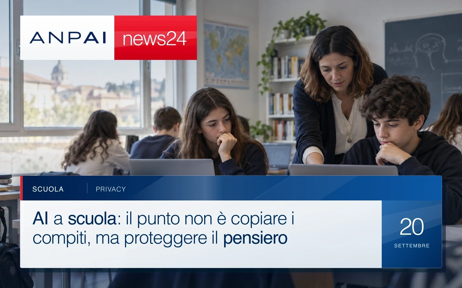 Insegnante segue due studenti al computer in un’aula italiana durante un’attività digitale.