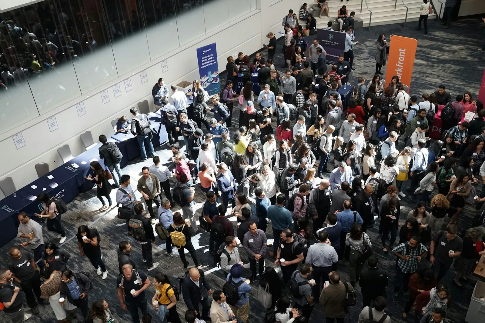 Partecipanti si incontrano negli spazi di un evento professionale.
