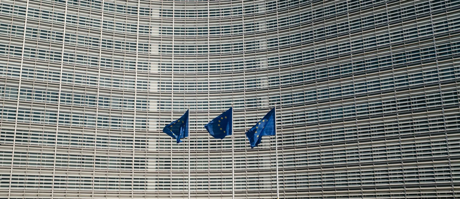 Bandiere dell’Unione europea davanti alla sede della Commissione europea a Bruxelles.