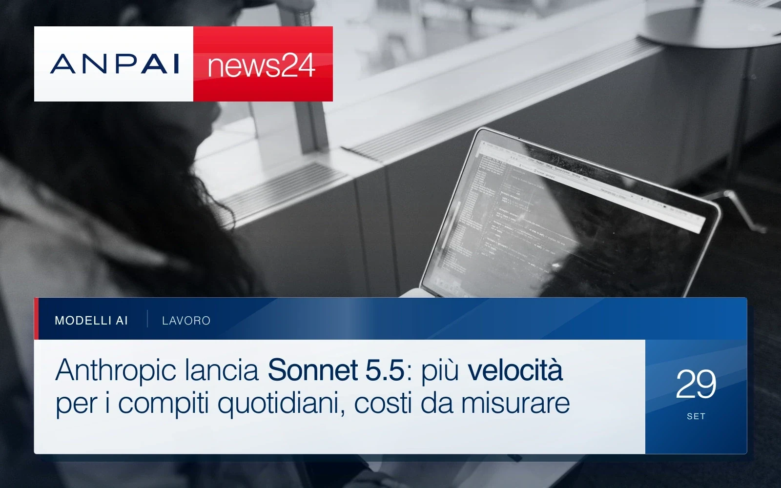 Una professionista scrive codice su un portatile in un ambiente di lavoro luminoso.