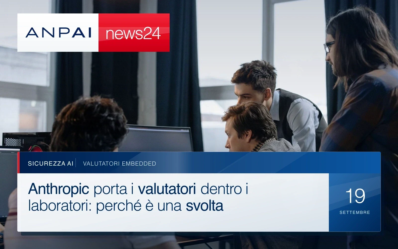 Gruppo di sviluppatori riunito davanti a monitor durante una sessione di revisione tecnica