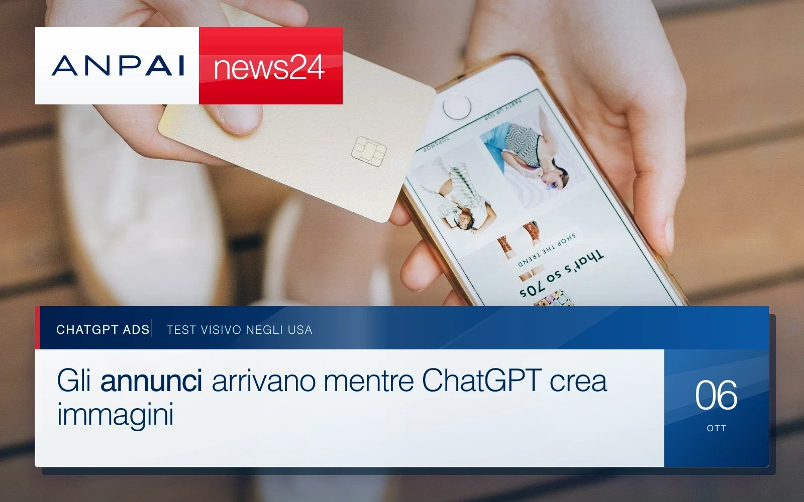 Una persona usa smartphone e carta di credito per fare acquisti online