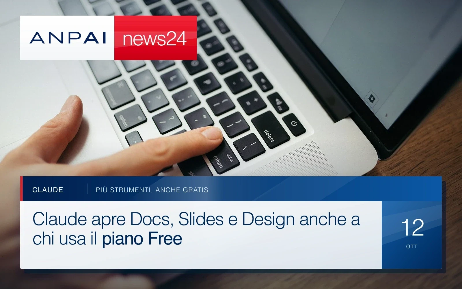 Una mano digita su un computer portatile appoggiato a una scrivania