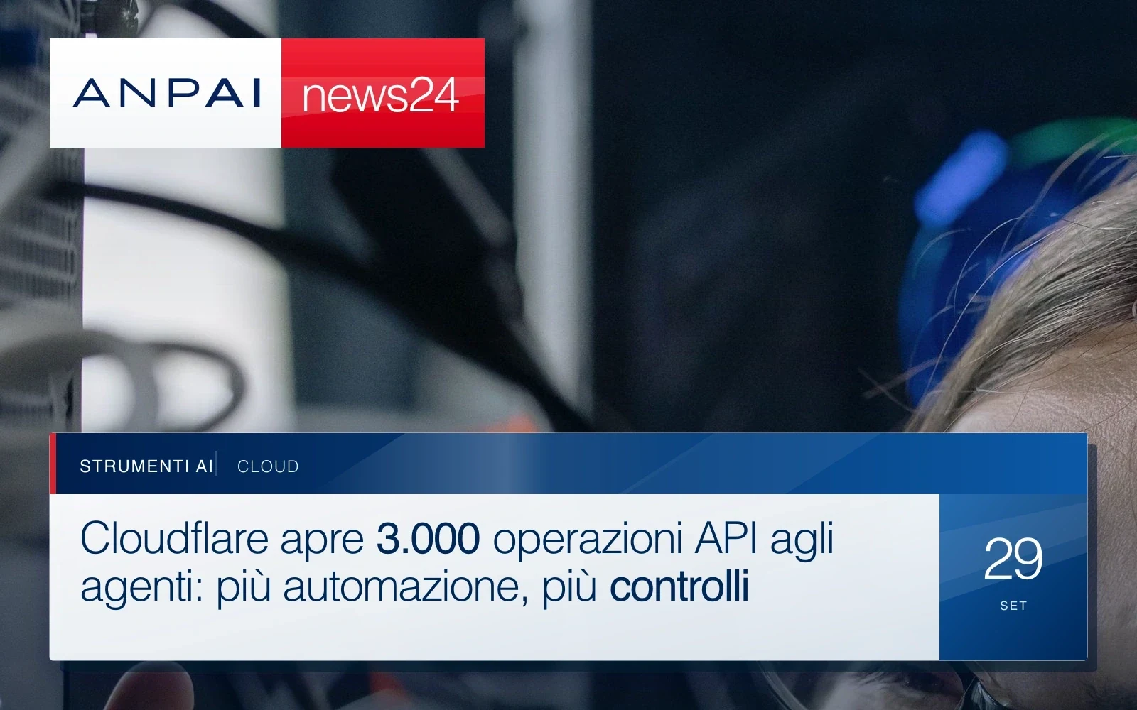 Tecnico al lavoro sui cablaggi di apparati di rete.