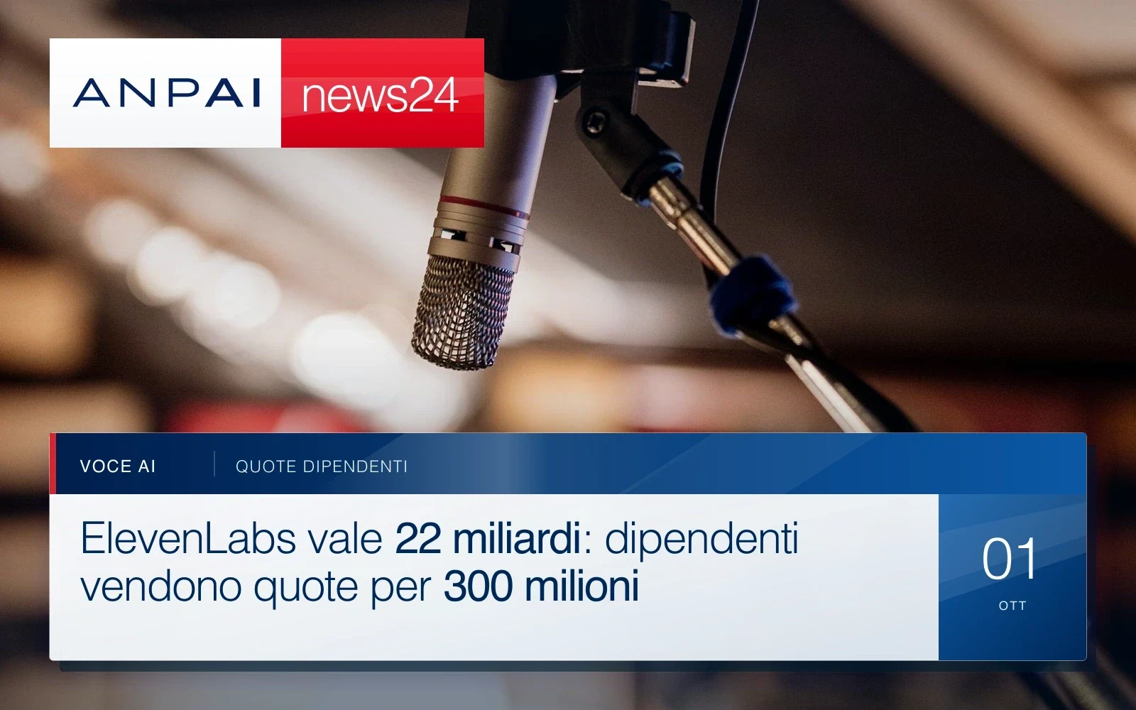 Un microfono reale montato su un supporto in uno studio di registrazione.