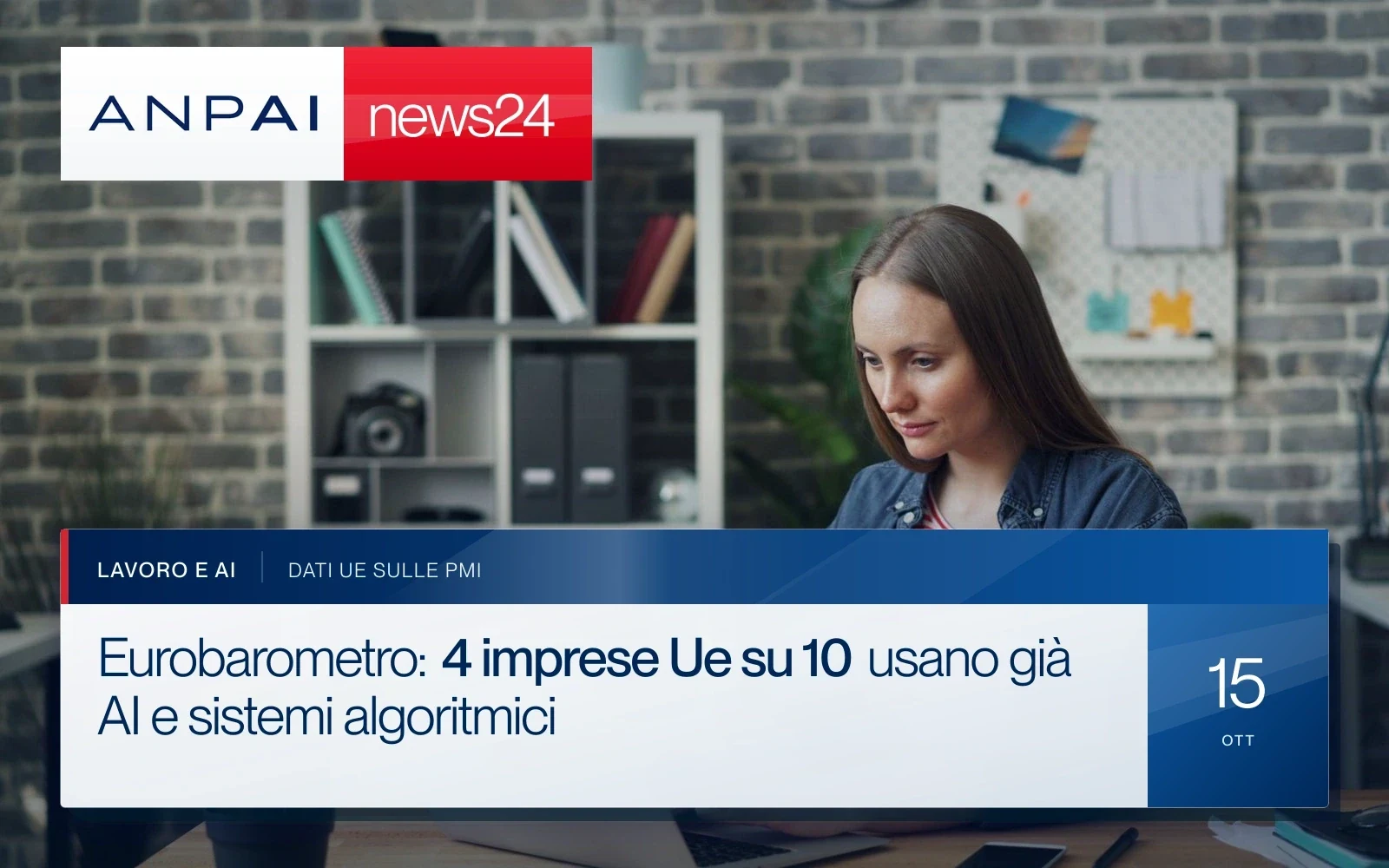 Una lavoratrice usa un computer portatile alla scrivania in un ambiente di lavoro