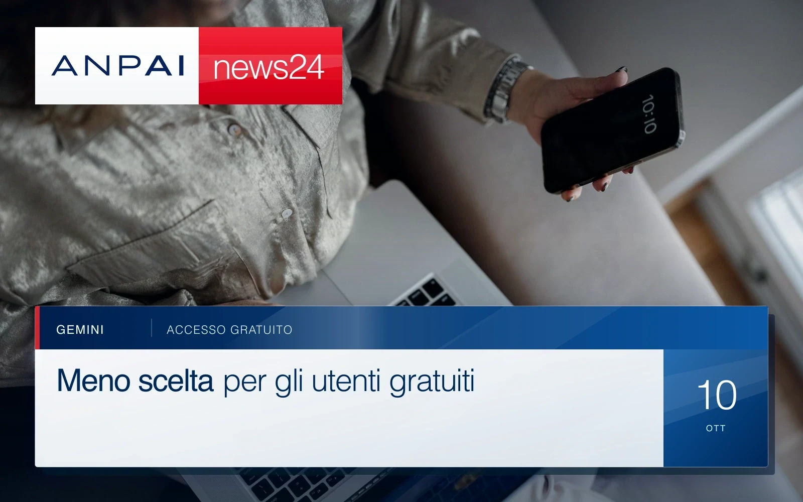 Una persona tiene uno smartphone mentre lavora con un computer portatile