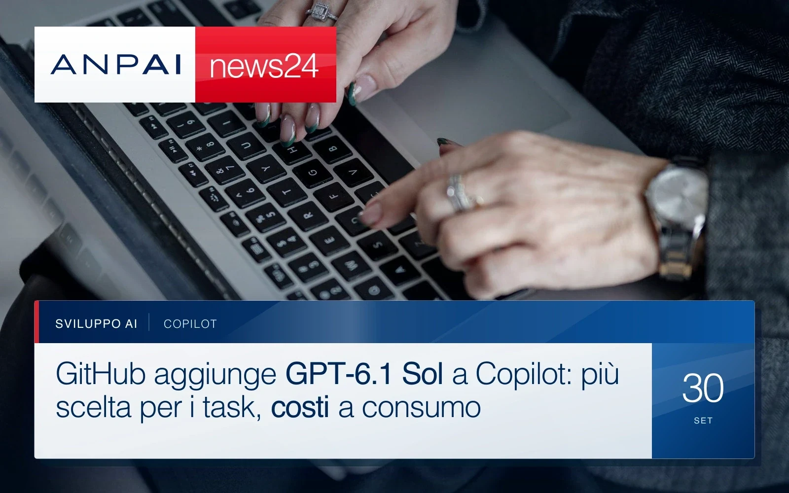 Le mani di una persona digitano su un computer portatile durante il lavoro.