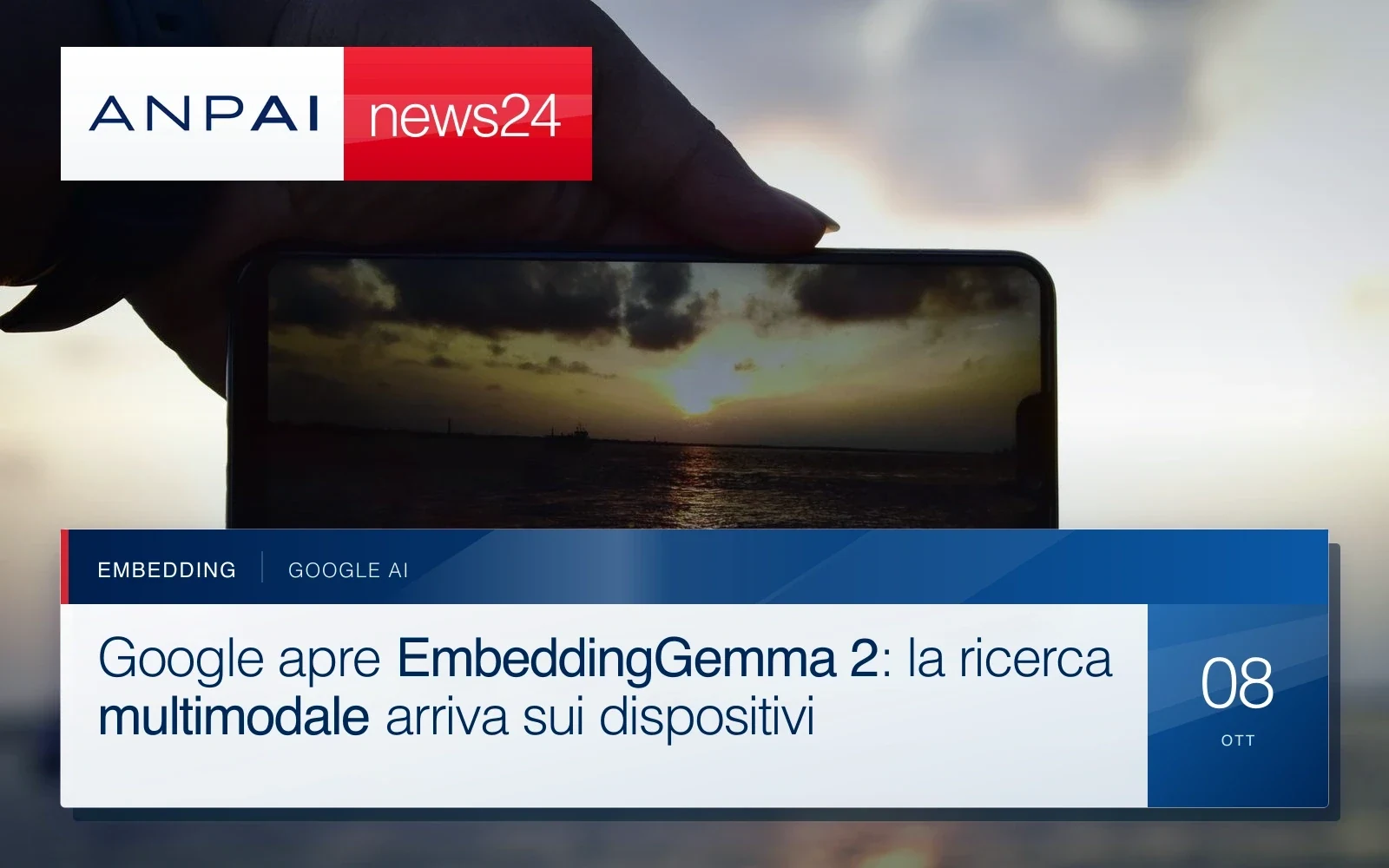 Una persona fotografa il tramonto con uno smartphone tenuto davanti al sole.