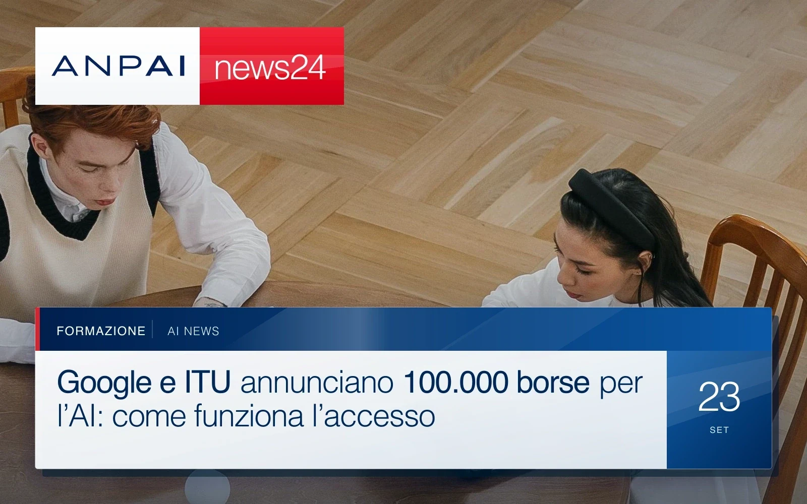 Due studenti studiano con computer portatili a un tavolo in biblioteca.