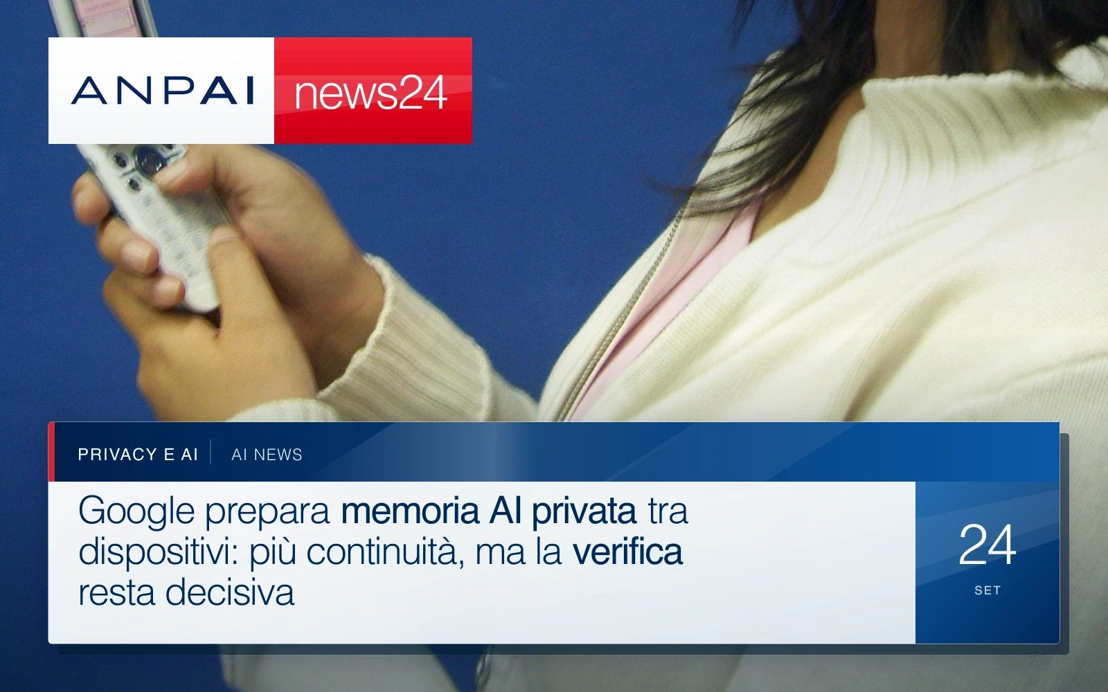 Telefono cellulare fotografato in primo piano su una superficie chiara.