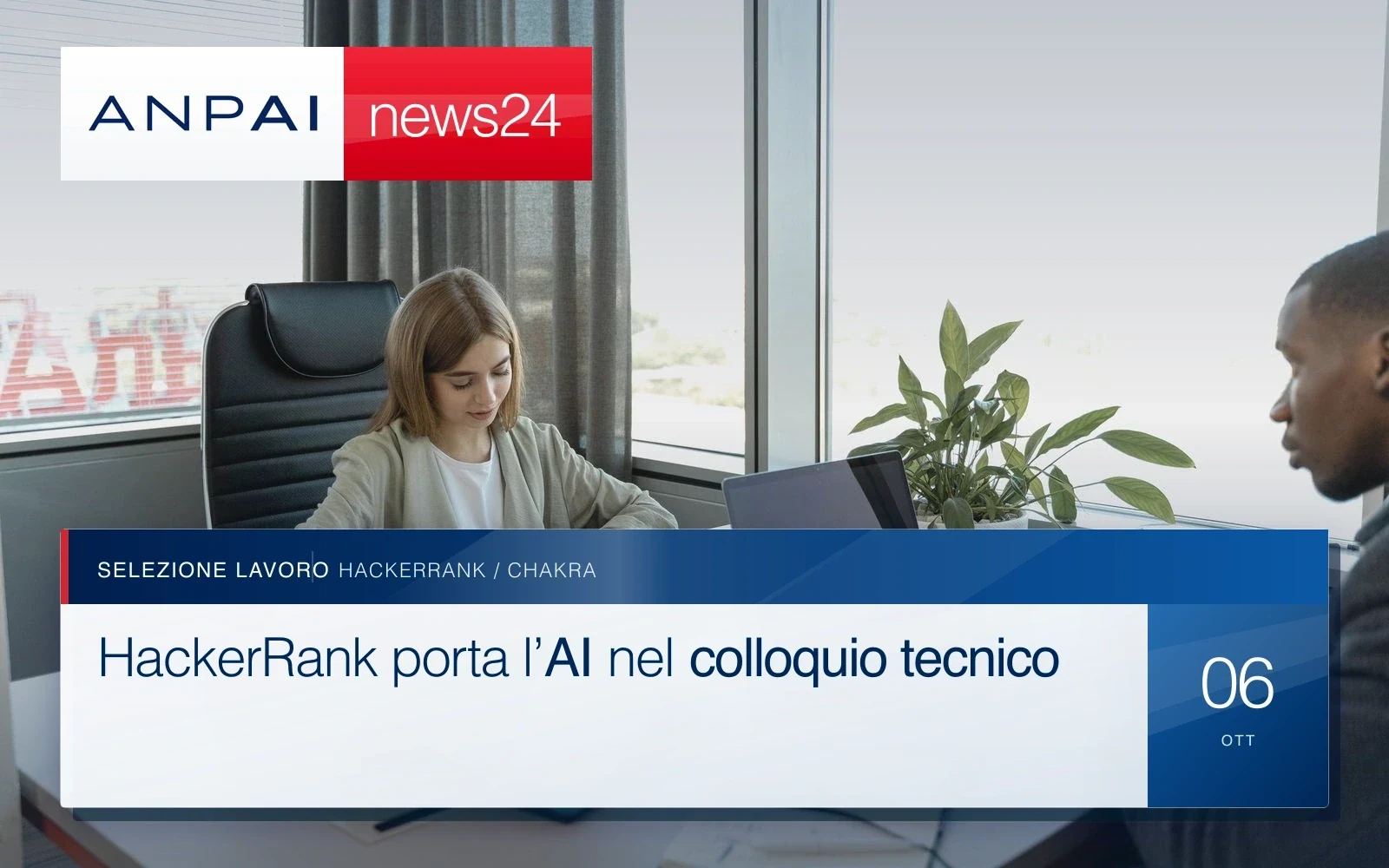 Due professionisti simulano un colloquio di lavoro davanti a un computer portatile