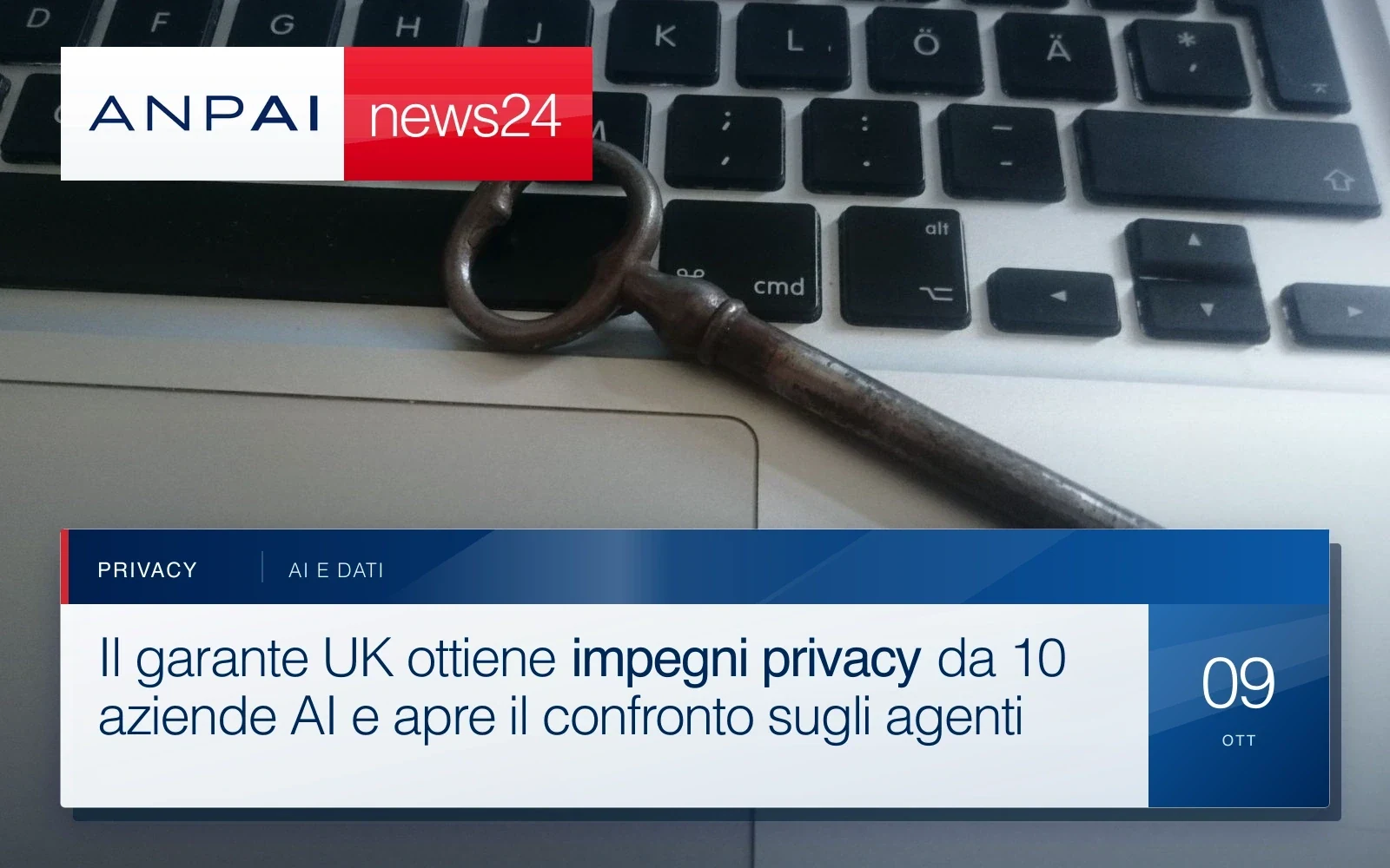 Una chiave di metallo appoggiata sulla tastiera di un computer portatile.