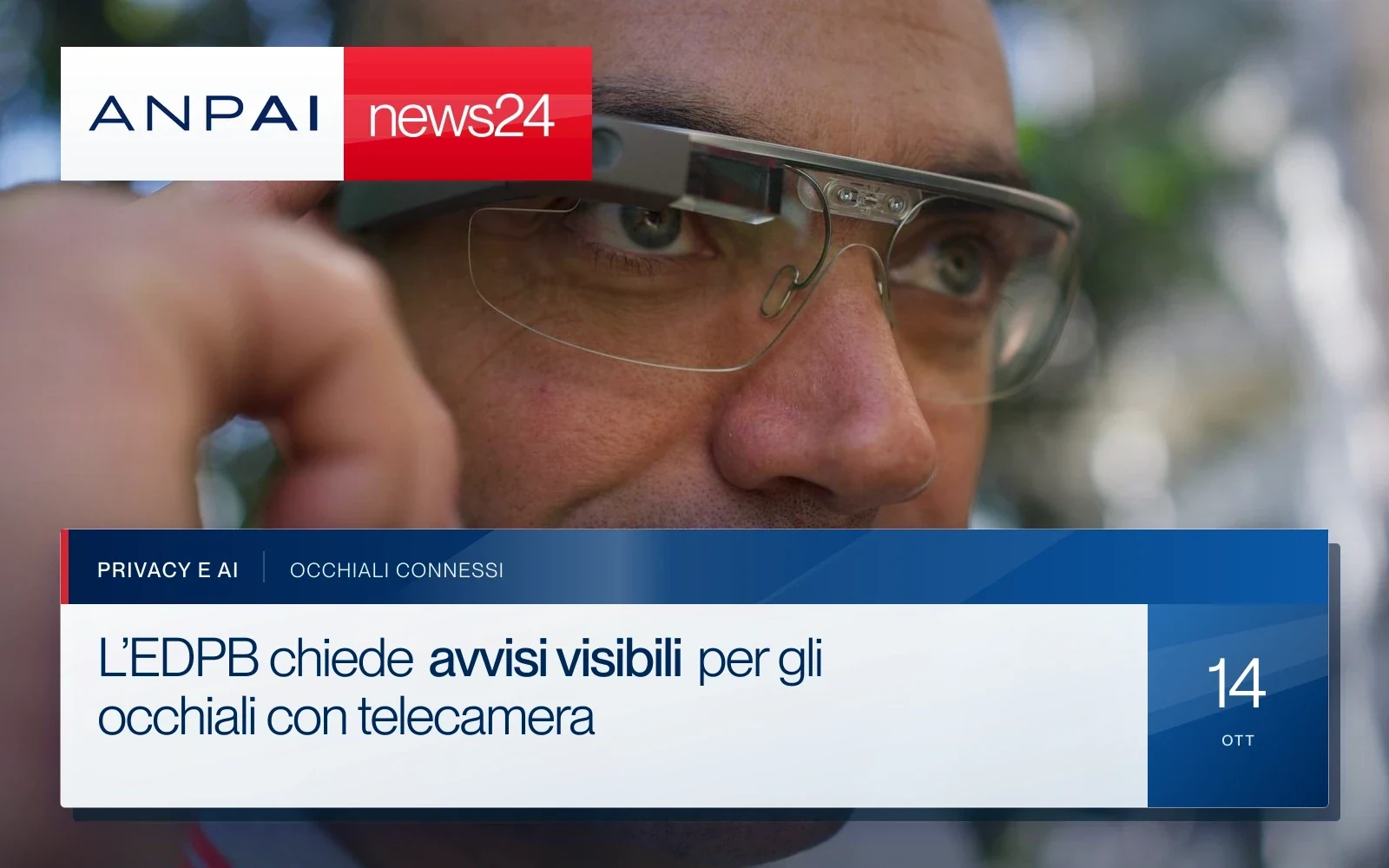 Un uomo indossa Google Glass, occhiali con una piccola videocamera montata sopra la lente