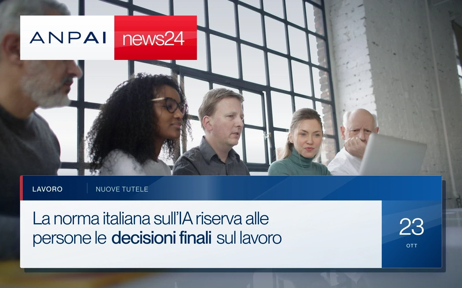 Colleghi guardano insieme un portatile durante una riunione in ufficio