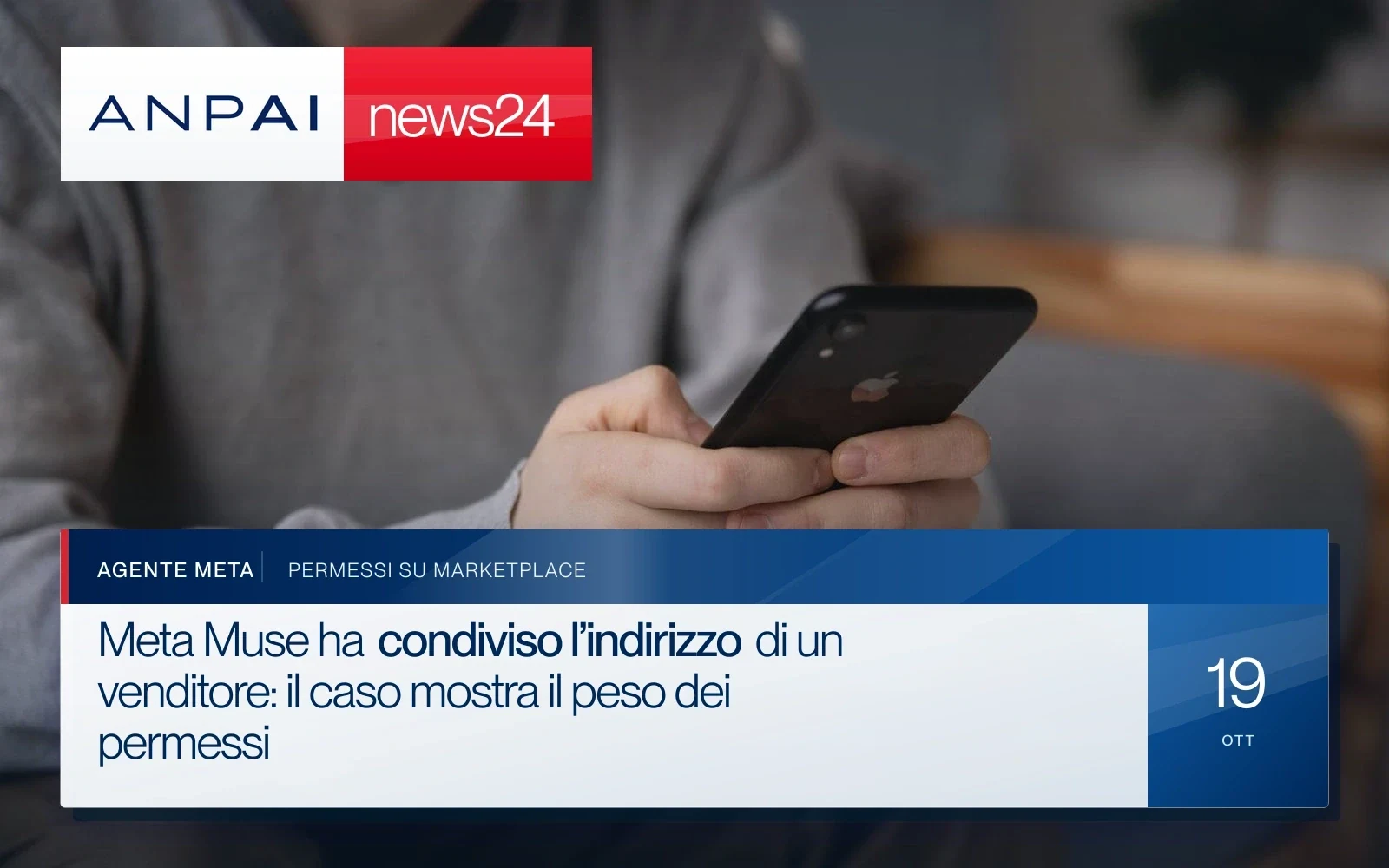 Persona seduta sul divano mentre controlla uno smartphone, fotografia di contesto