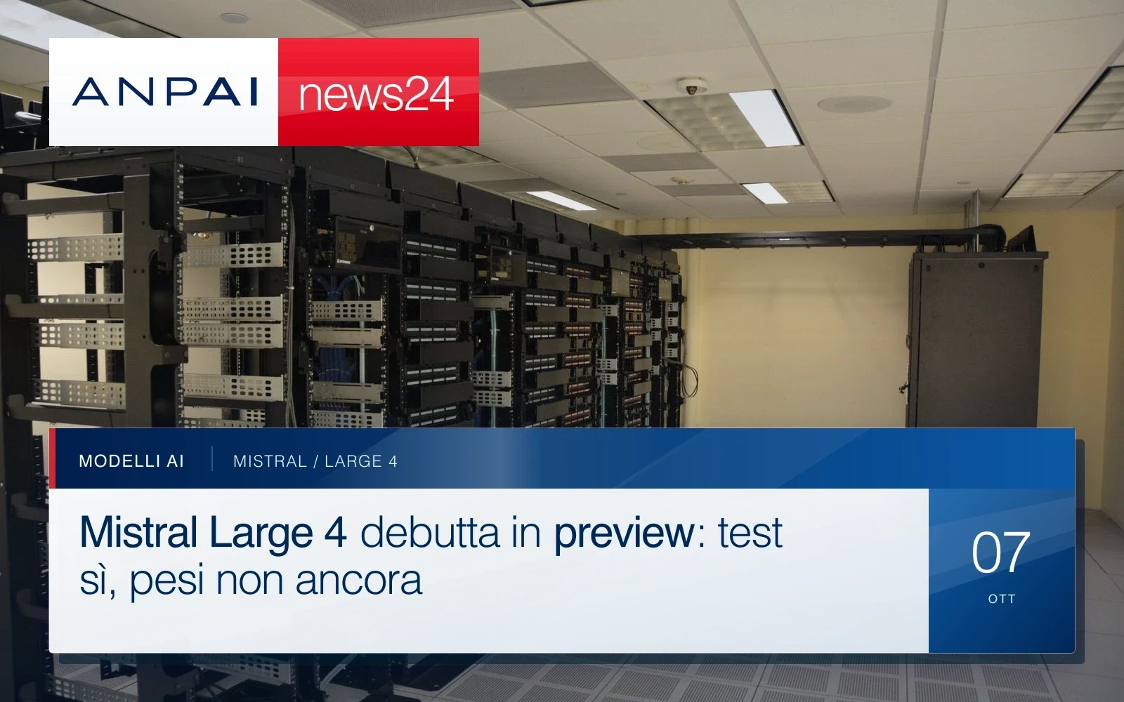 File ordinate di rack server illuminate in un data center