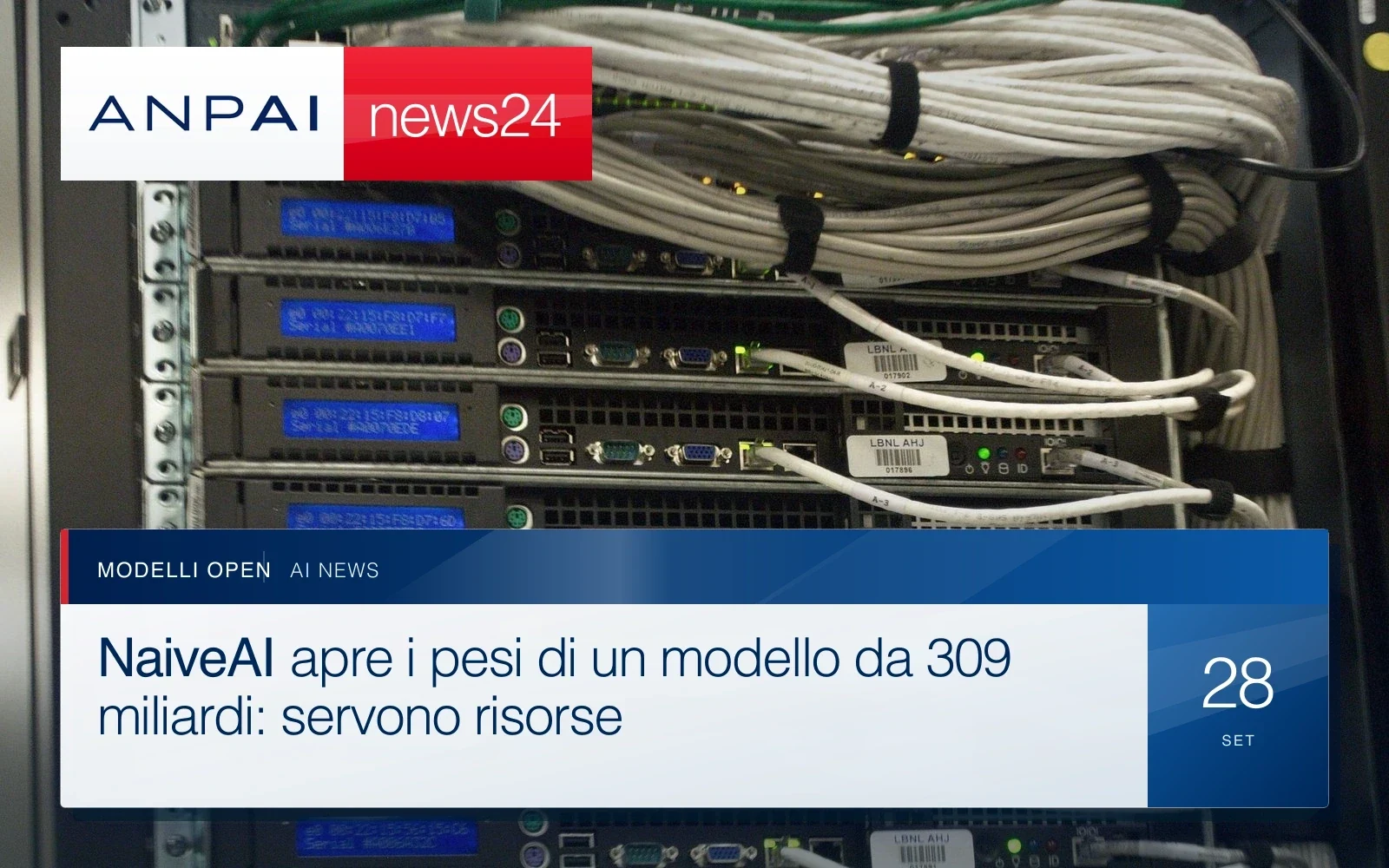 Retro di un rack di server in un data center con cavi di rete e indicatori luminosi
