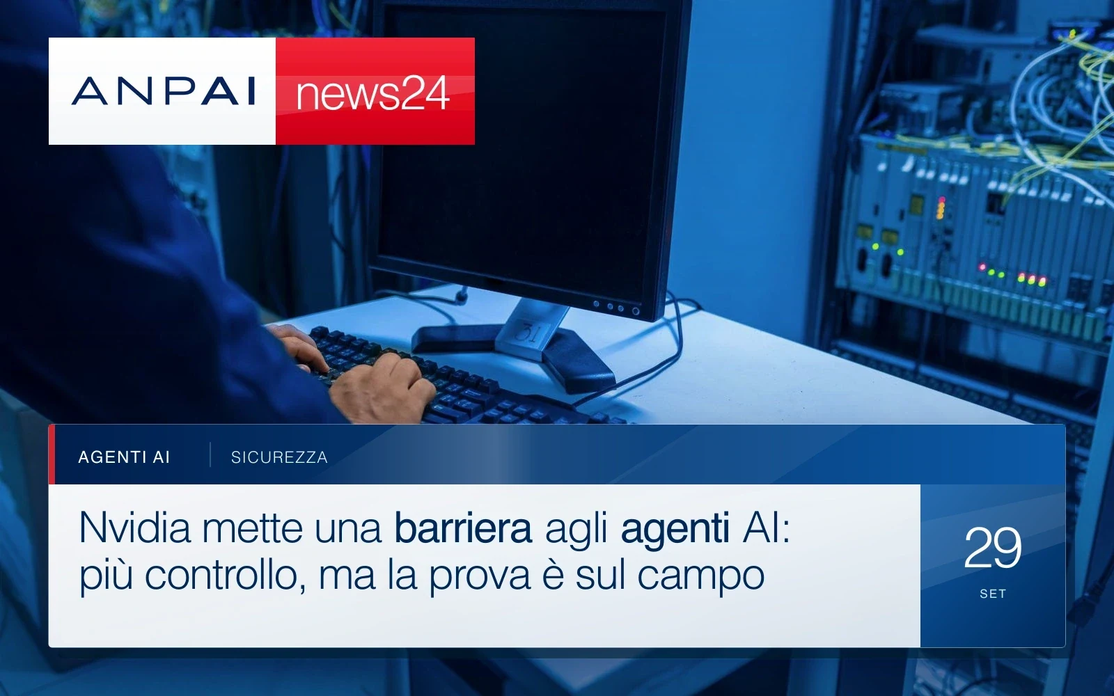 Tecnico davanti a rack di rete in una sala dati durante un intervento di manutenzione.