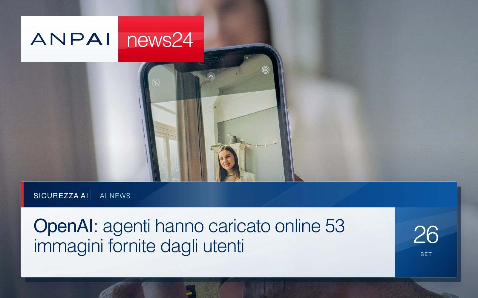 Una persona usa il telefono per fotografare un ritratto in un ambiente interno.