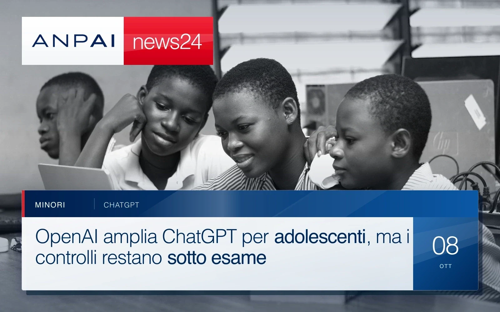 Quattro studenti lavorano insieme davanti a un computer portatile.