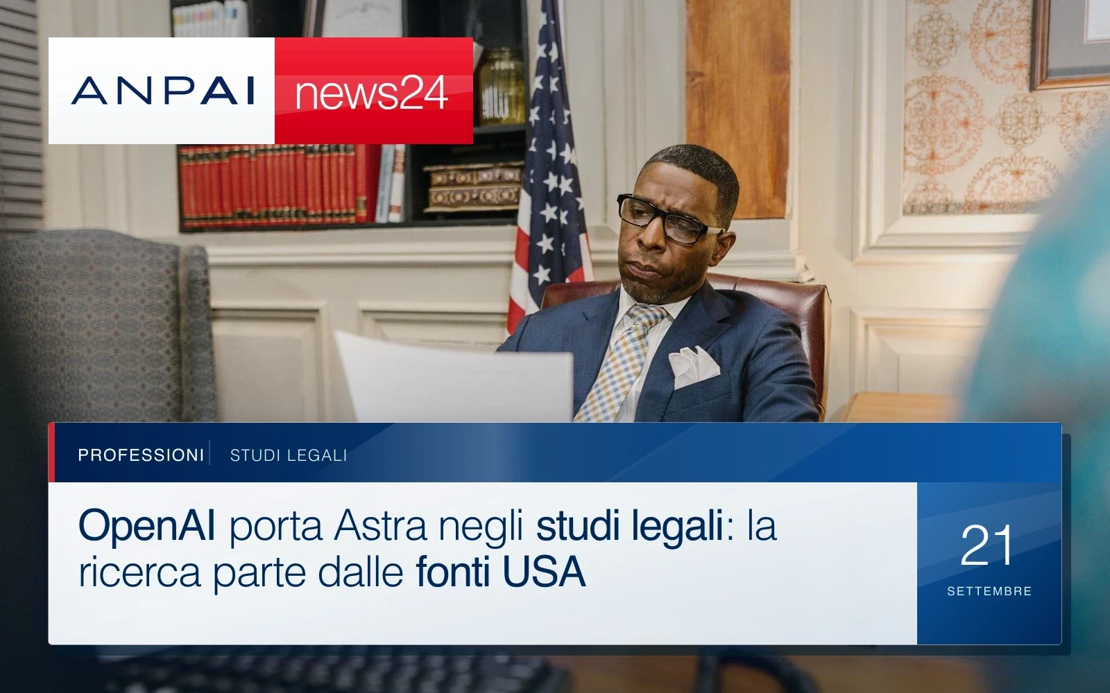 Professionista in abito blu che legge documenti alla scrivania di uno studio legale.