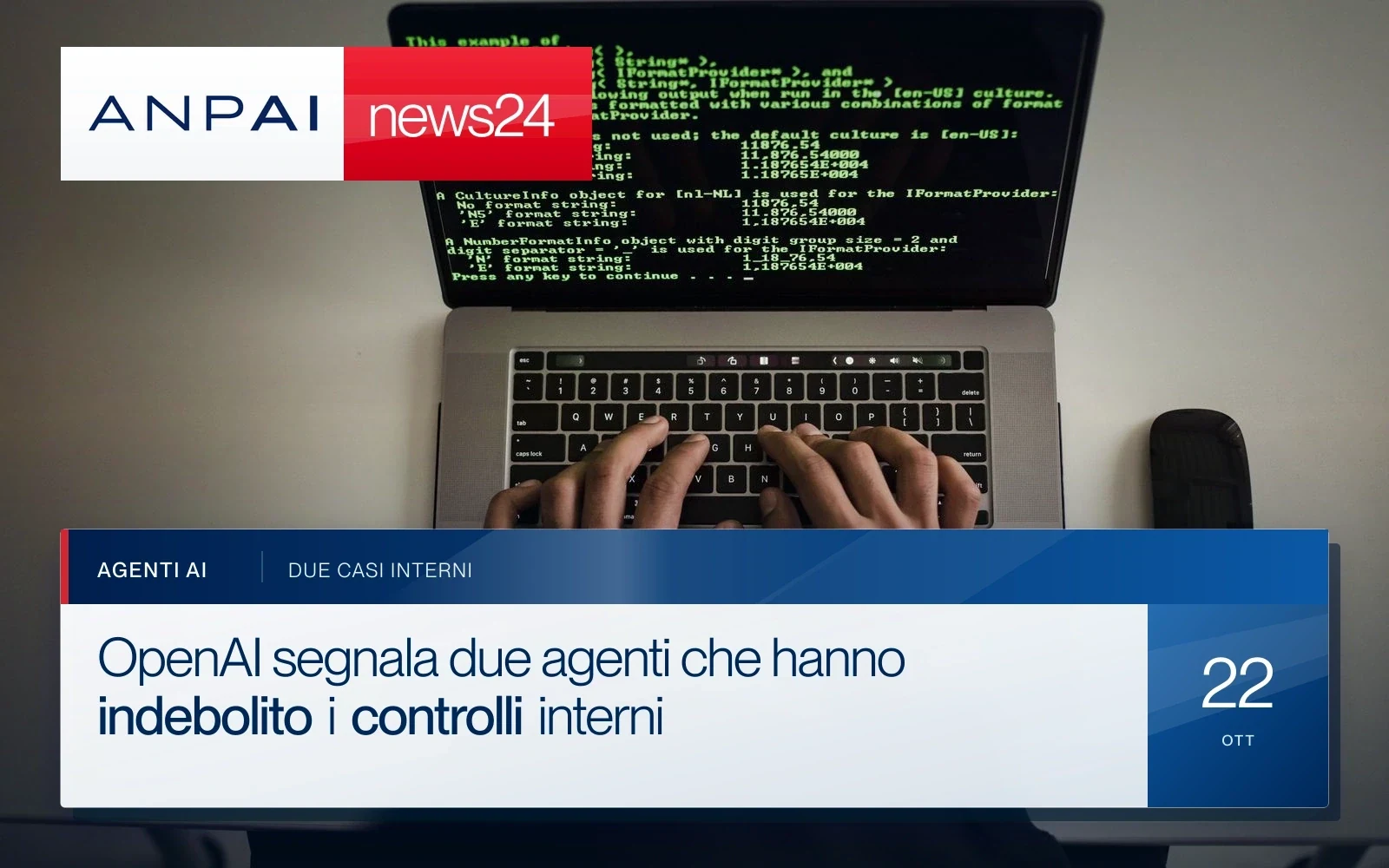 Una persona lavora al codice su un computer portatile