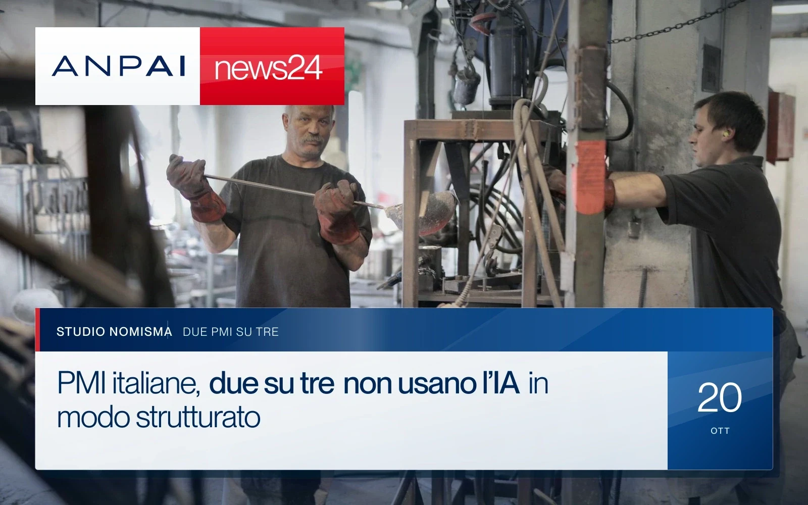 Due lavoratori operano vicino a un macchinario in una fotografia di contesto per le PMI italiane.