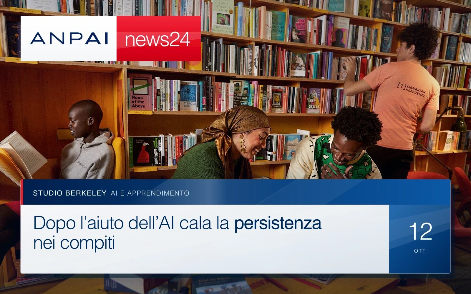Studenti e studentesse studiano insieme in biblioteca con libri e un portatile
