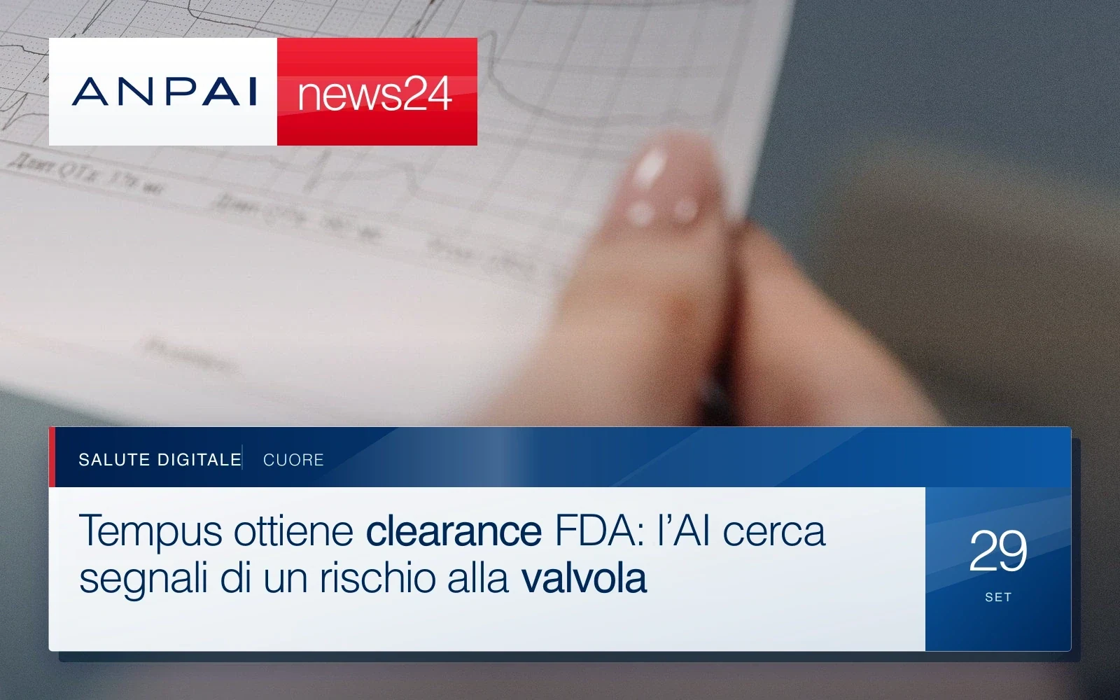 Una mano tiene un tracciato elettrocardiografico stampato su carta.