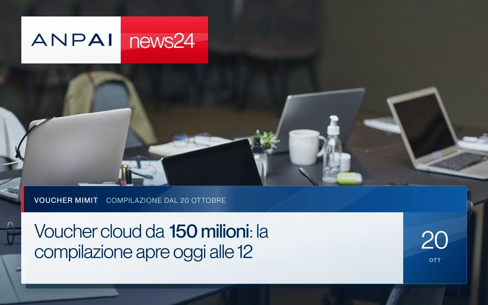 Laptop e materiale di lavoro su un tavolo d’ufficio, in una fotografia di contesto per il voucher cloud.